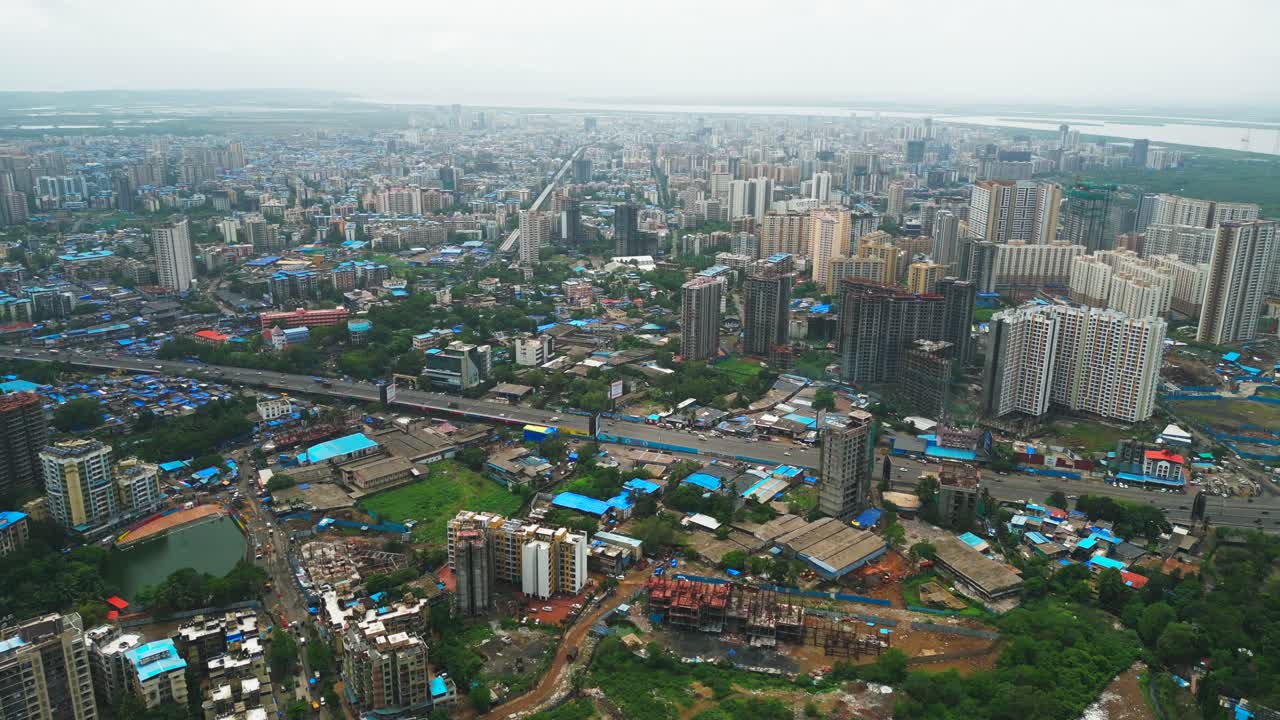 Tampilan drone Kota Kashimira Mira Road dari bawah ke atas di Mumbai.