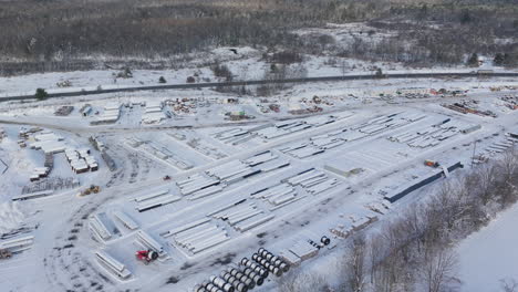 patio de suministros de construcción cubierto de nieve durante el invierno