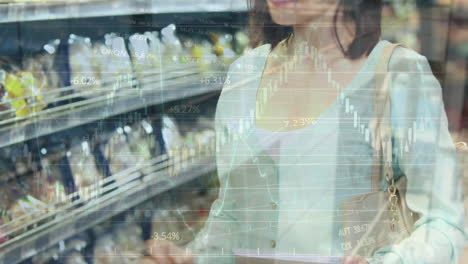 animación del procesamiento de datos sobre una mujer caucásica sonriente con un carrito en la tienda