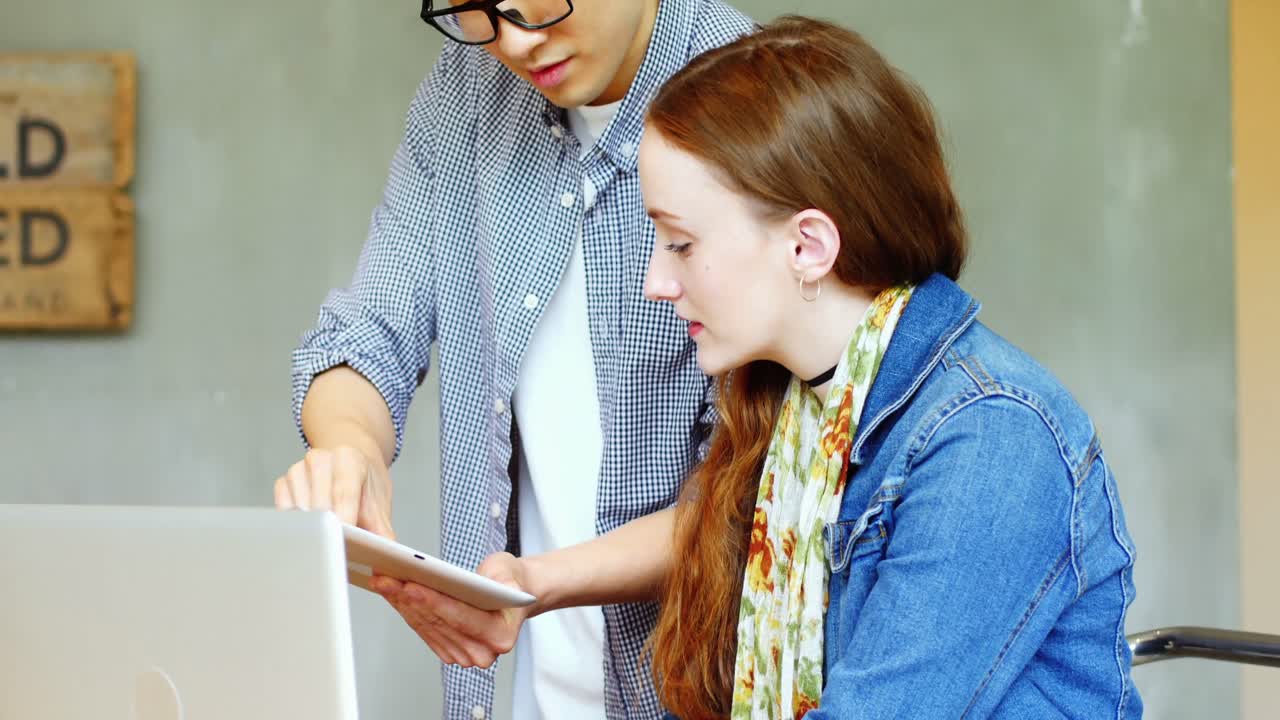 ejecutivos de negocios discutiendo sobre una tableta digital