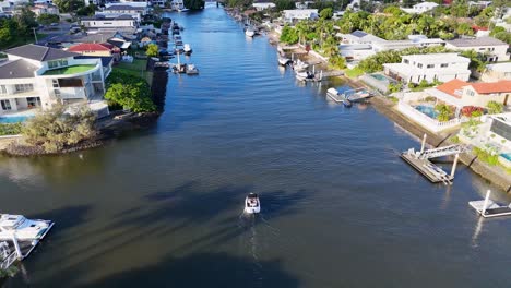 un barco navega por canales panorámicos en aguas de playa ancha