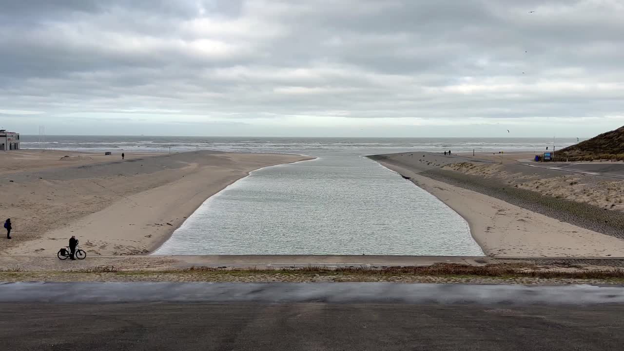 toma amplia que muestra la desembocadura del río rin que fluye hacia el mar del norte en katwijk, países bajos