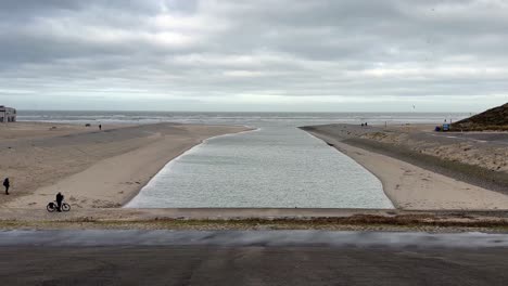 Toma-Amplia-Que-Muestra-La-Desembocadura-Del-Río-Rin-Que-Fluye-Hacia-El-Mar-Del-Norte-En-Katwijk,-Países-Bajos