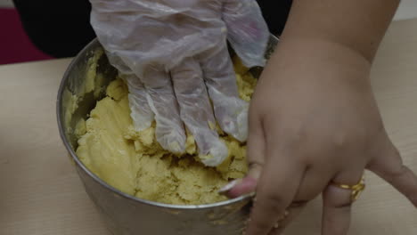 Mezclando-Masa-De-Galletas-Con-La-Mano