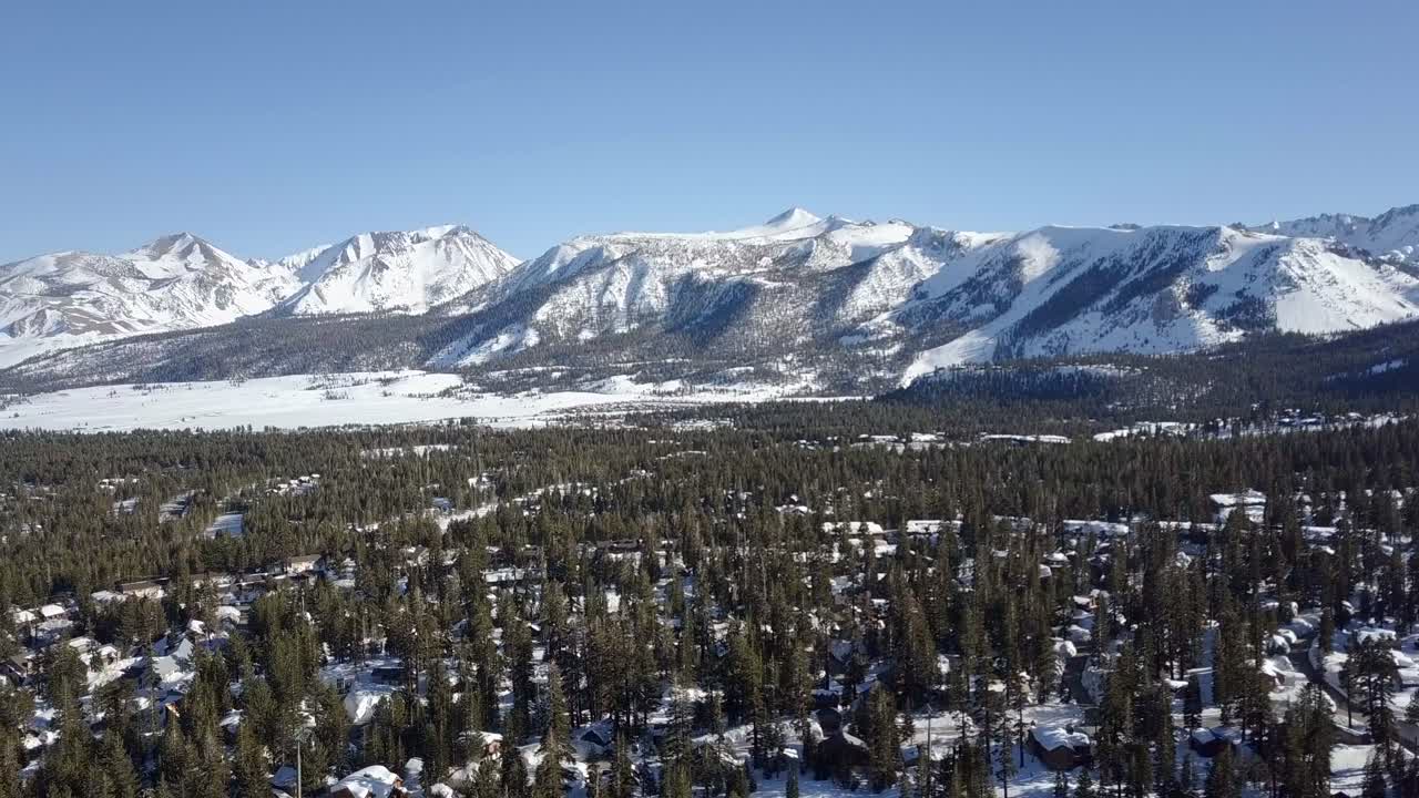 sobre la ciudad cubierta de nieve