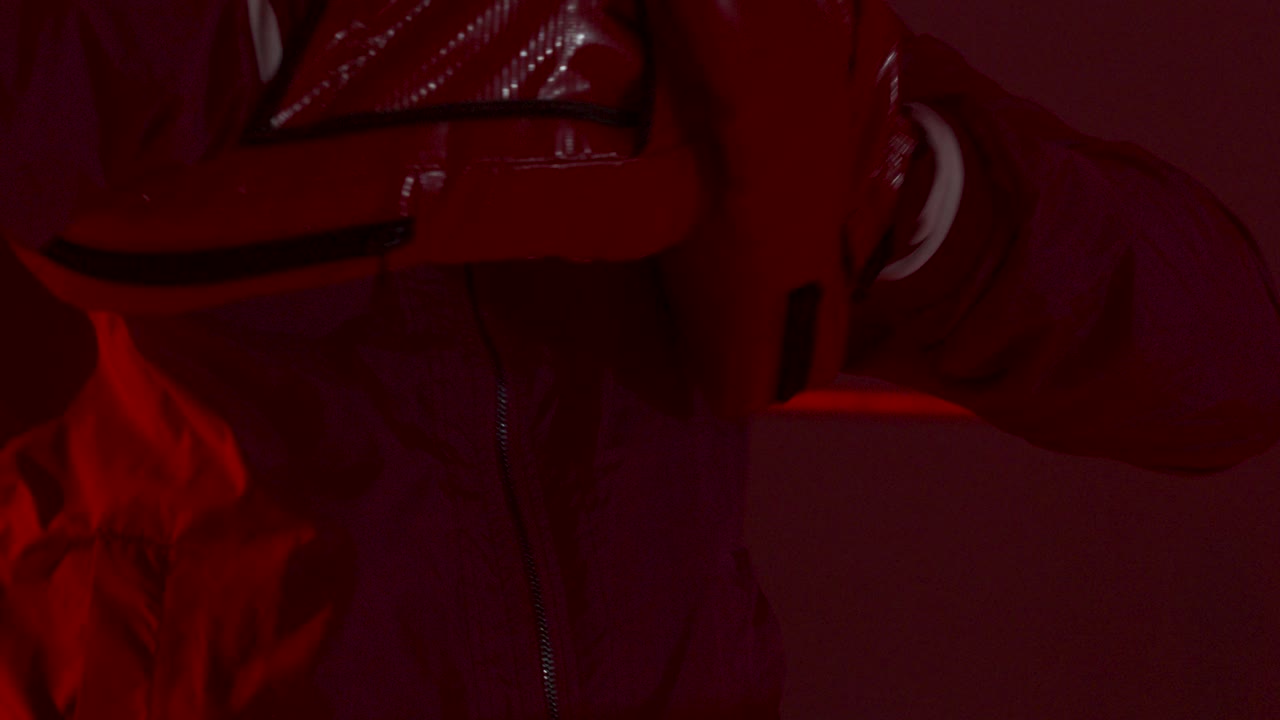 persona que se pone guantes de boxeo