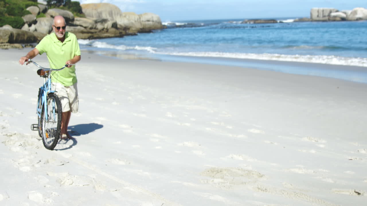 자전거를 타고 있는 노인