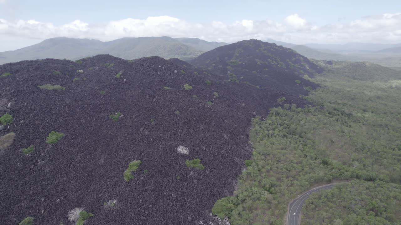 vista panorámica de las colinas de roca ígnea del parque nacional de la montaña negra, condado de cook, extremo norte de queensland, australia