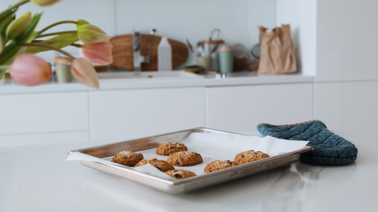 una chica tomando una galleta.