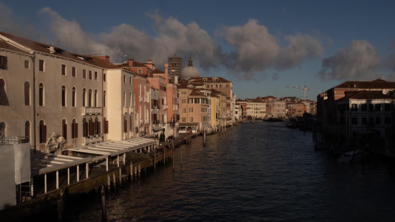 Barche e gondole sul Canal Grande nella storica Venezia, Italia.