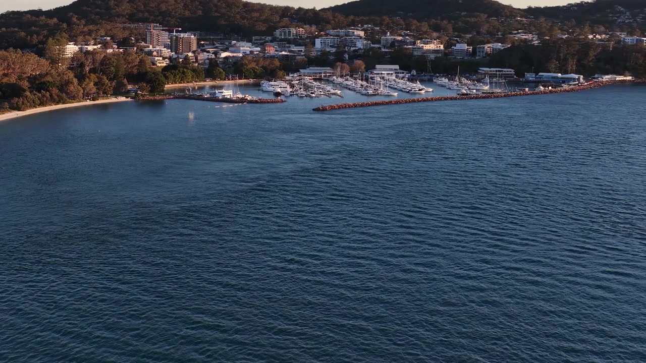 Ripresa aerea dall'alto del porto turistico e del porto di Nelson Bay al tramonto nel Nuovo Galles del Sud
