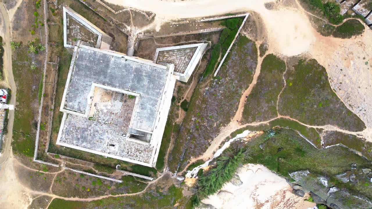 vista aérea de la escarpada costa con el océano azul y las olas que se estrellan, portugal, 4k