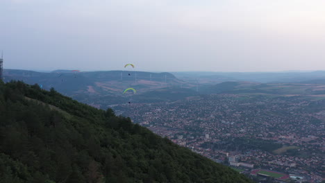 Parapentes-Sobre-La-Ciudad-De-Millau-Aveyron-Francia-Atardecer-Nublado