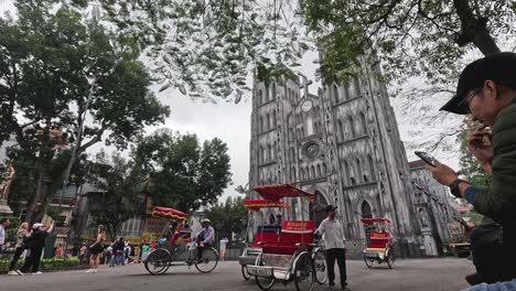 ciclistas y peatones cerca de la catedral histórica