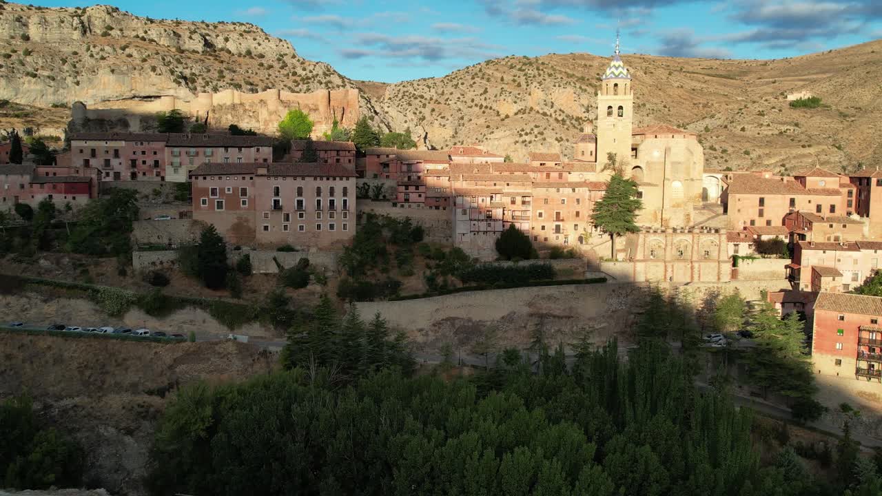 새벽 직후 여름 아침에 기록된 알바라신, 테루엘, 스페인의 역사적 중심지의 새벽 전망