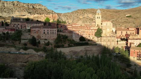 vista del amanecer del centro histórico de albarracín, teruel, españa, grabado en una mañana de verano justo después del amanecer