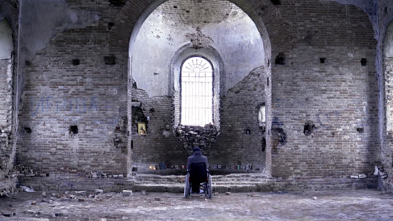 버려진 교회 에서 체어 에 앉아 있는 사람
