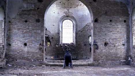 una persona en silla de ruedas en una iglesia abandonada