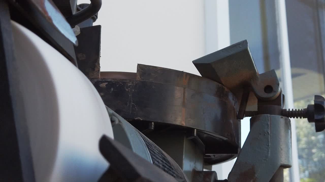 나이프 그라인더에서 칼을 갈고 있는 슬로우 모션 비디오