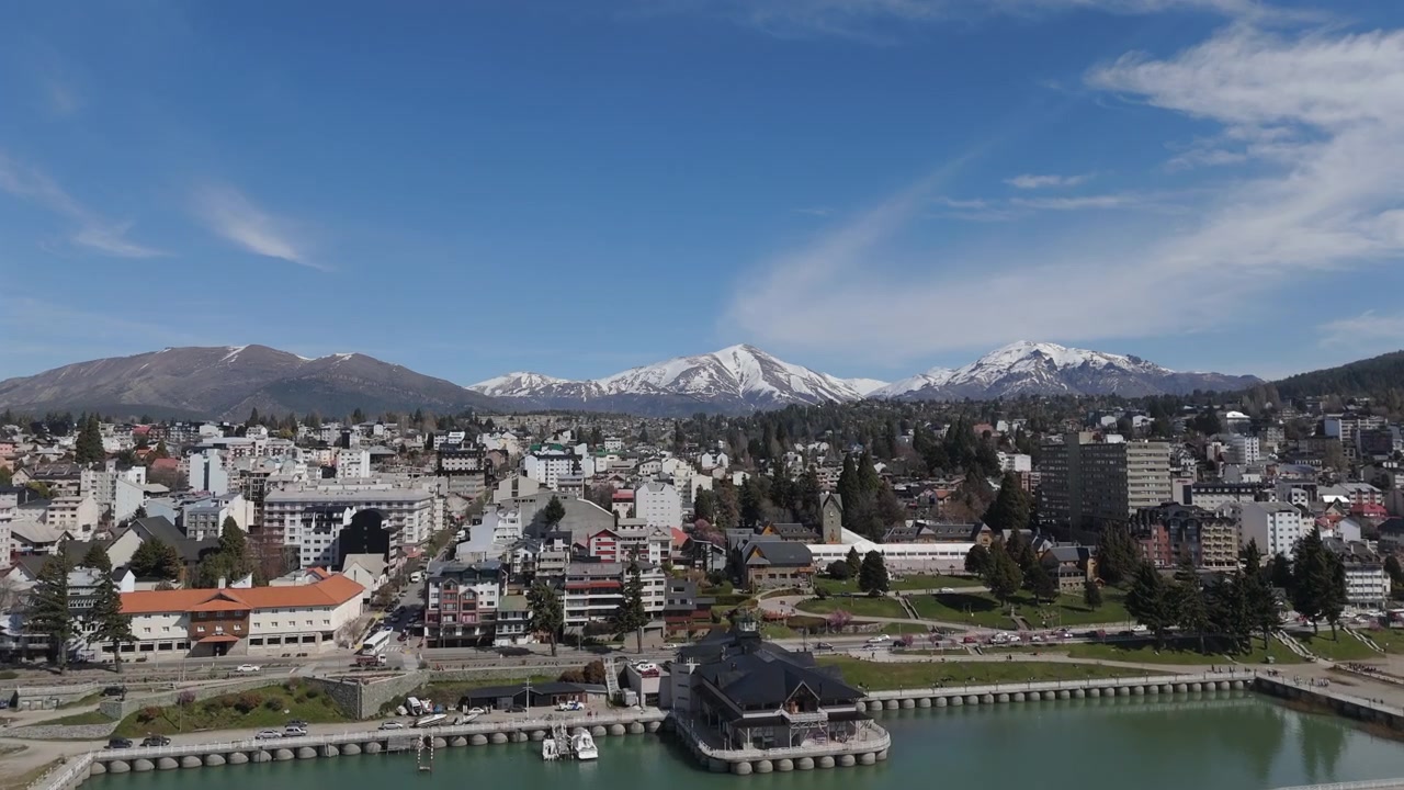Volando sopra il lungomare di San Carlos de Bariloche con il Cerro Catedral sullo sfondo. Río Negro, Patagonia, Argentina