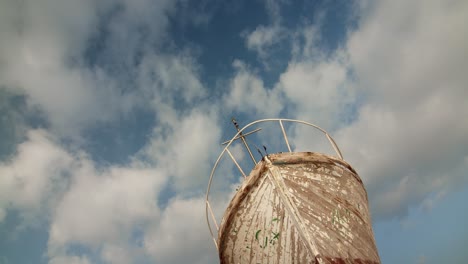 Tiro-De-ángulo-Bajo-Del-Cielo-De-Ruina-De-Barco-Viejo-Abandonado-Con-Nubes-Filmación-De-Establecimiento-Cinematográfico,-Barco-Antiguo-De-Madera-Abandonado