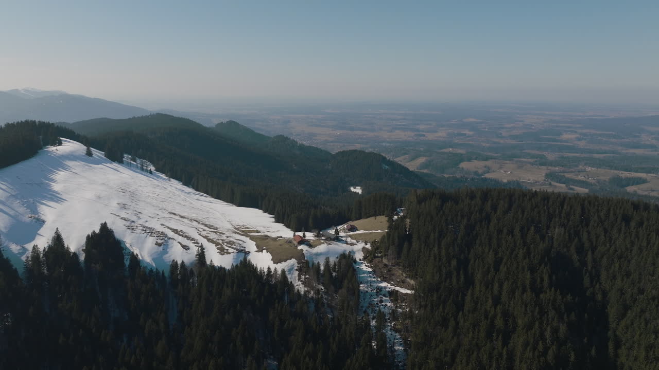 hermoso paisaje aéreo de la cima de la montaña de los alpes nevados del valle y el campo en alemania, dron de 5k