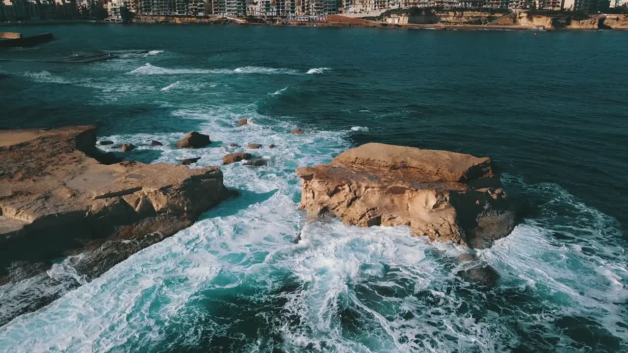 Volo a Malta sopra l'acqua e le scogliere