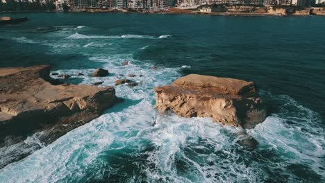 Vuelo-En-Malta-Sobre-Agua-Y-Acantilados