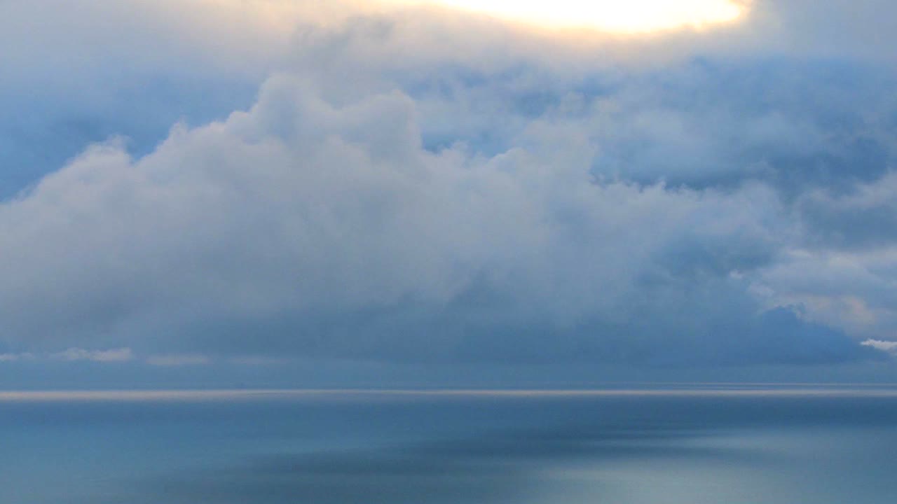 푸른 구름이 바다 위에 걸려있다