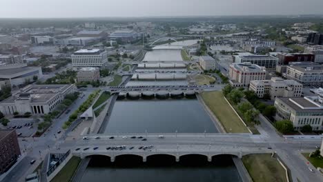 Brücken-über-Den-Fluss-Des-Moines-In-Des-Moines,-Iowa,-Mit-Drohnenvideo,-Das-Sich-Schnell-Vorwärts-Bewegt