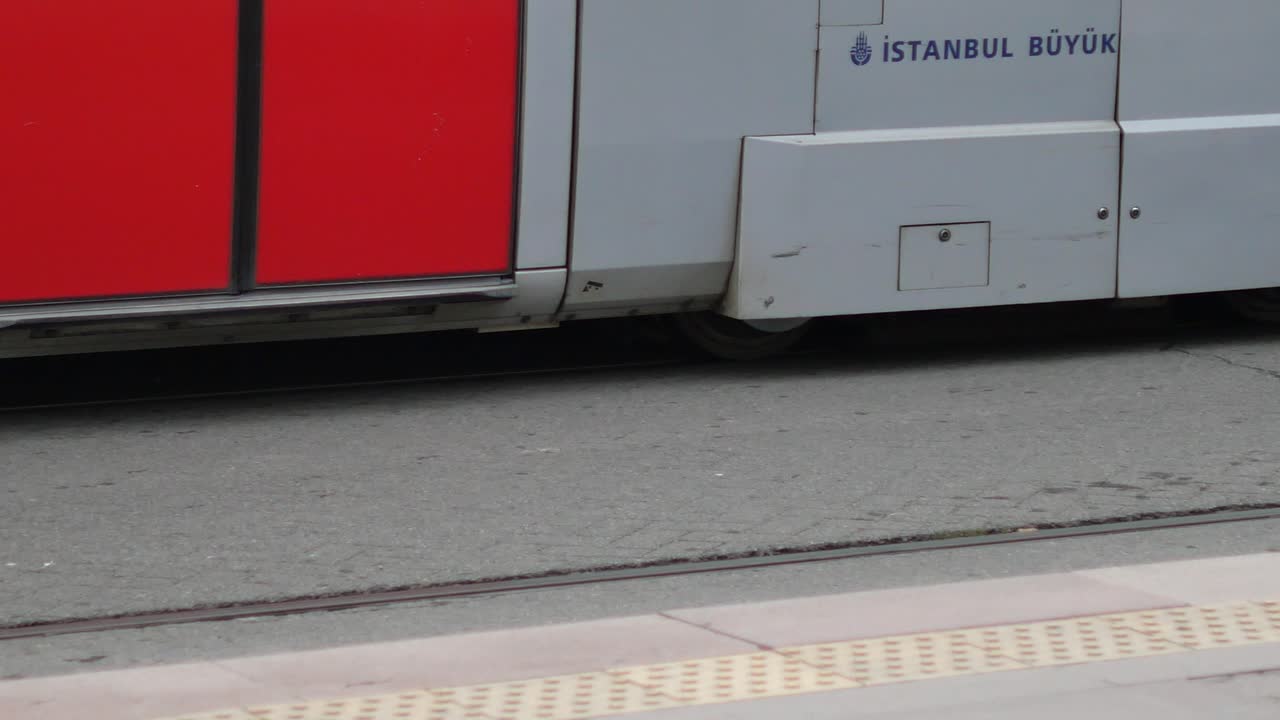 трамвай на рельсах