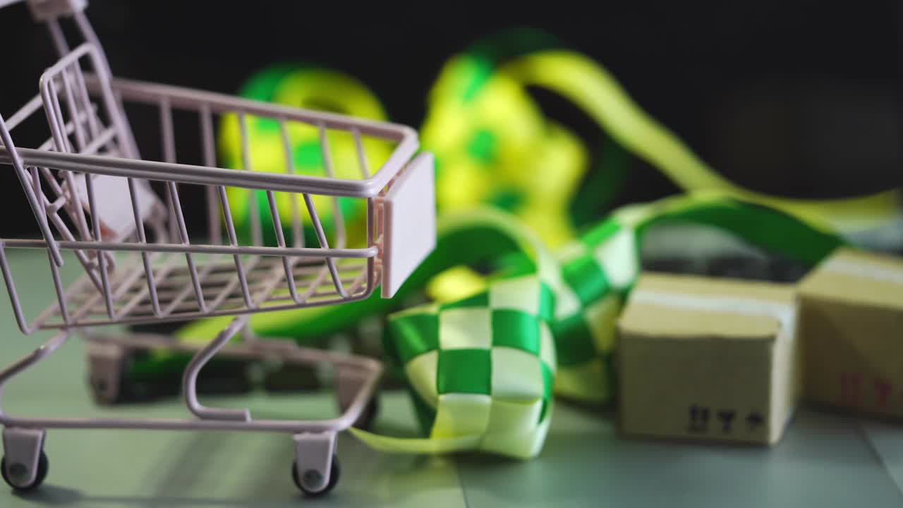 라마단 프로모션 - 카드보드 상자와 리본 ketupat와 함께 작은 쇼핑 카트