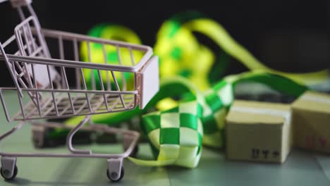 promoción de ramadán - pequeño carrito de compras con caja de cartón y cinta ketupat