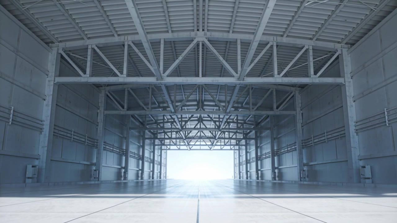 La luce esterna si intensifica in un'ampia baia, causando la diffusione della nebbia su un pavimento lucido dell'hangar con capriate.