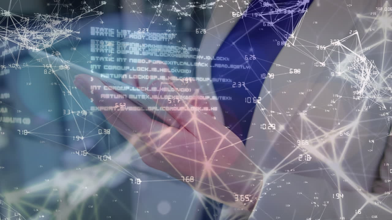 사무실에 있는 백인 사업가 여성에 대한 연결 네트워크와 데이터 처리 활성화