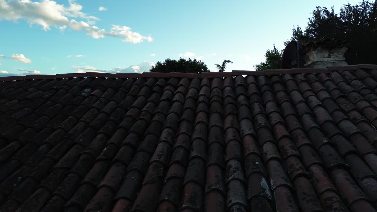 이탈리아 북부의 풍경에서 테라코타 타일로 된 집 위를 날아다니는 드론