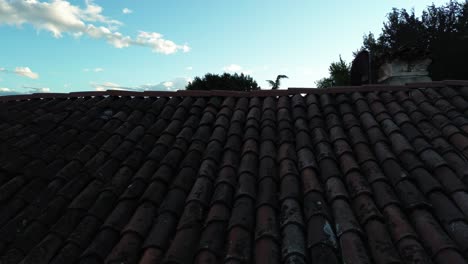 drone volando sobre una casa con azulejos de terracota en busca. paisajes del norte de italia