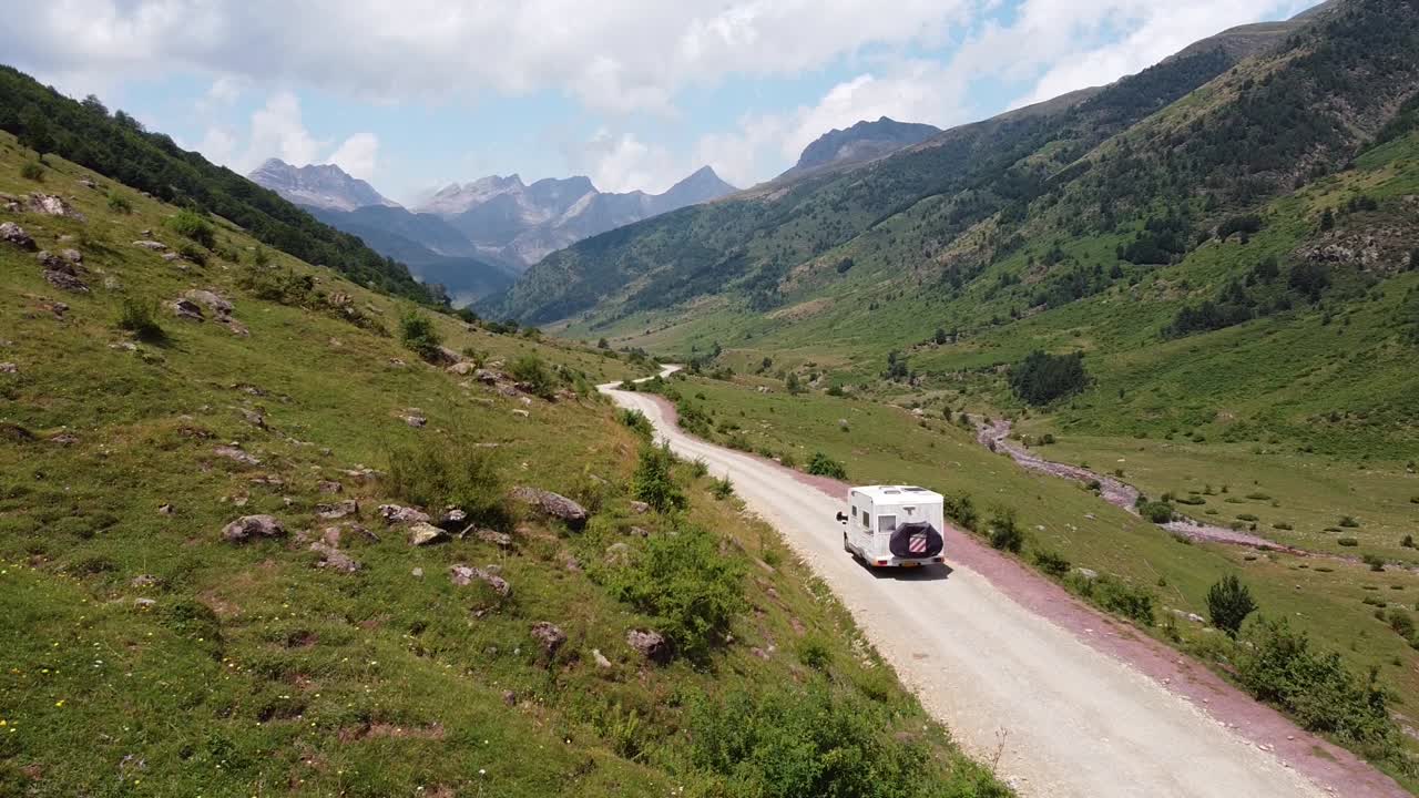 İspanya, İspanyol Pireneleri'ndeki Occidentales Milli Parkı'nın Yeşil Vadisinden Geçen Karavan - Havadan Drone Görünümü