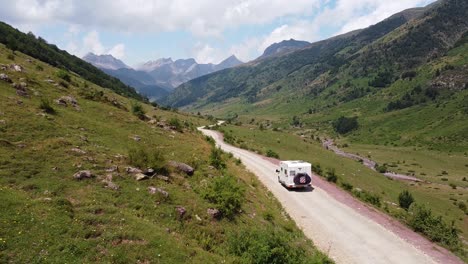 Autocaravana-Conduciendo-Por-El-Valle-Verde-Del-Parque-Nacional-Occidental,-Pirineos-Españoles,-España---Vista-Aérea-De-Drones