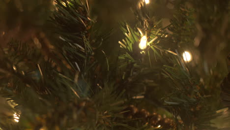 adornos de árbol de navidad y luces en primer plano, bokeh, movimiento deslizante, decoraciones de moda