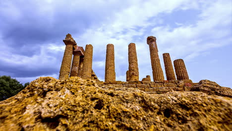 Zeitrafferaufnahme-Dunkler-Wolken,-Die-über-Das-Valle-Dei-Templi-Mit-Antiken-Säulen-Und-Pfeilern-Fliegen