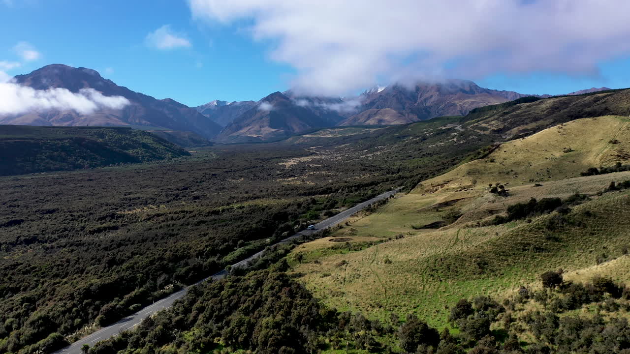 amplia furgoneta no tripulada conduciendo en la costa de nueva zelanda cinemática de la isla sur
