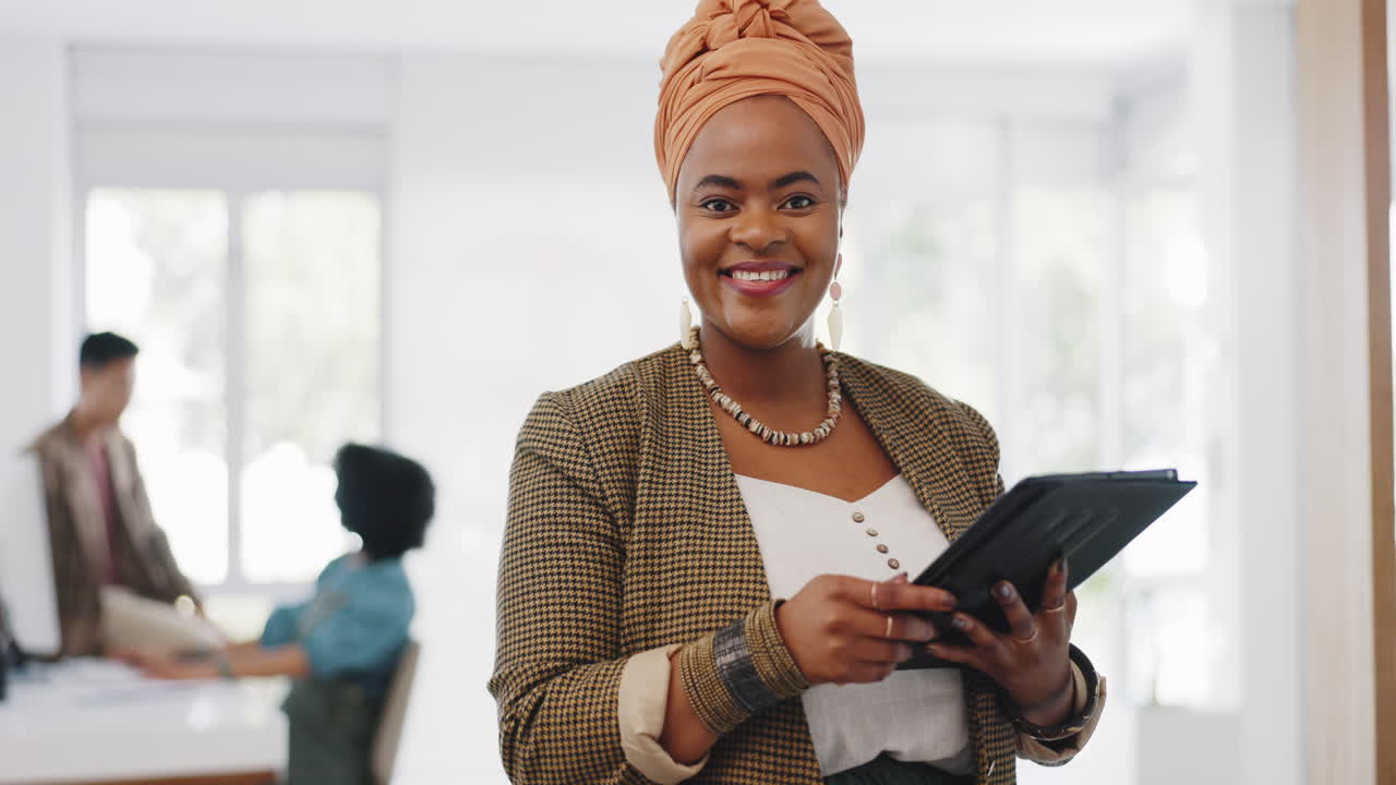cara de mujer de negocios, tableta