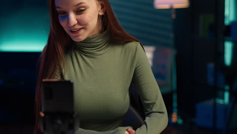 un adolescente alegre filmando contenido para un canal de transmisión en línea