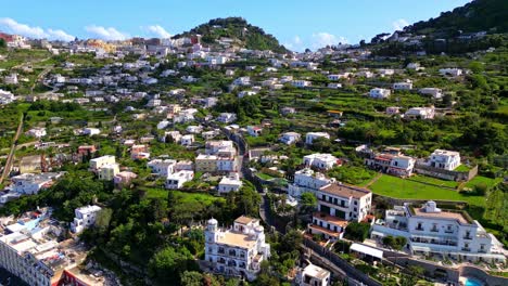 Ciudad-De-Capri-Con-Casas-Blancas-Y-Cielo-Azul-En-Italia---Toma-Aérea-De-Drones