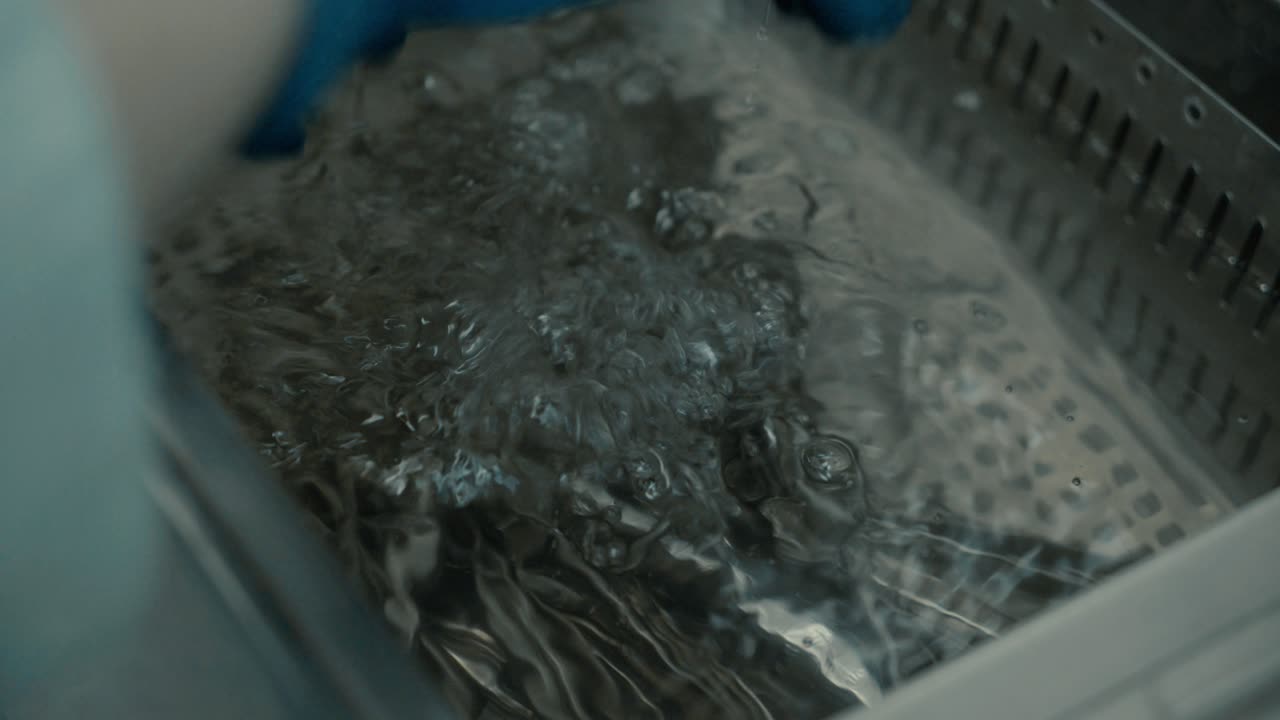 간호사는 치과 장비를 소독했습니다.