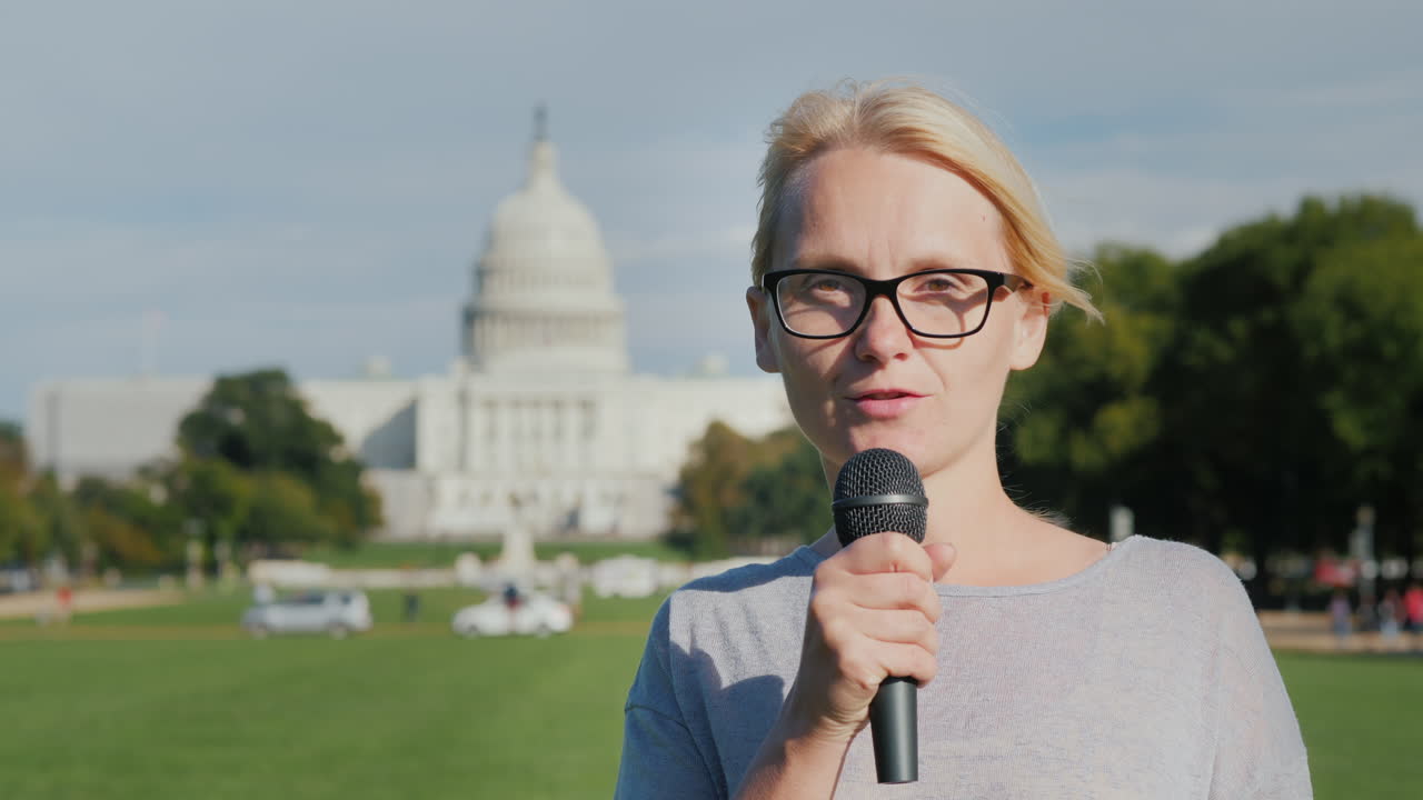 Repórter de TV em frente ao Capitólio dos EUA