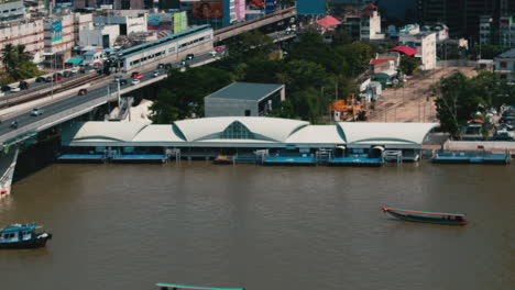 Lapso-De-Tiempo-De-Un-Muelle-De-Sathorn-En-El-Río-Chaopraya-O-Menam-En-Bangkok-Con-Todo-Tipo-De-Barcos