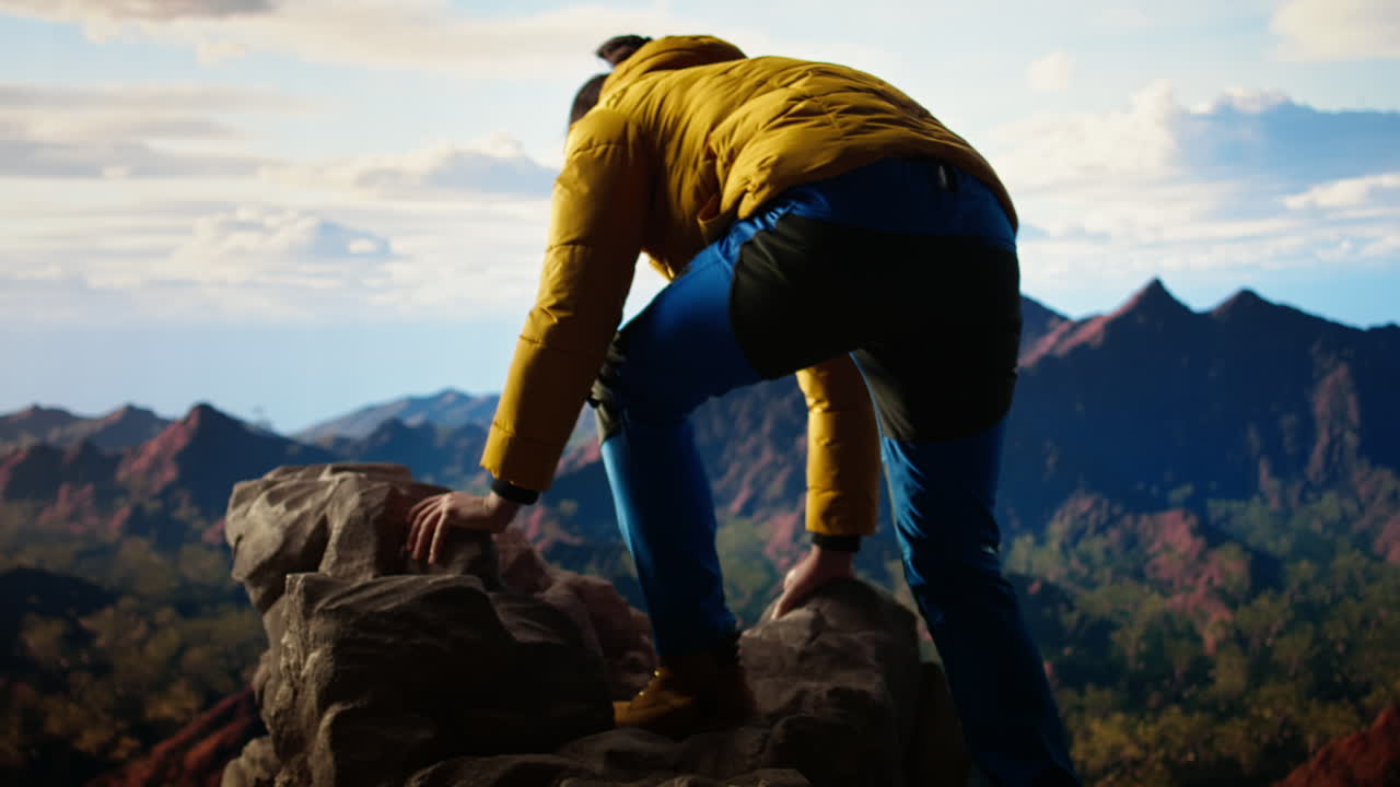 un excursionista con ropa cálida disfruta de la panorámica de la montaña