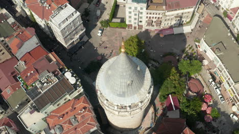 Parte-Superior-De-La-Torre-De-Galata-En-La-Plaza-De-Estambul,-Turquía-Desde-Una-Perspectiva-Aérea-De-Arriba-Hacia-Abajo-Vista-De-Pájaro